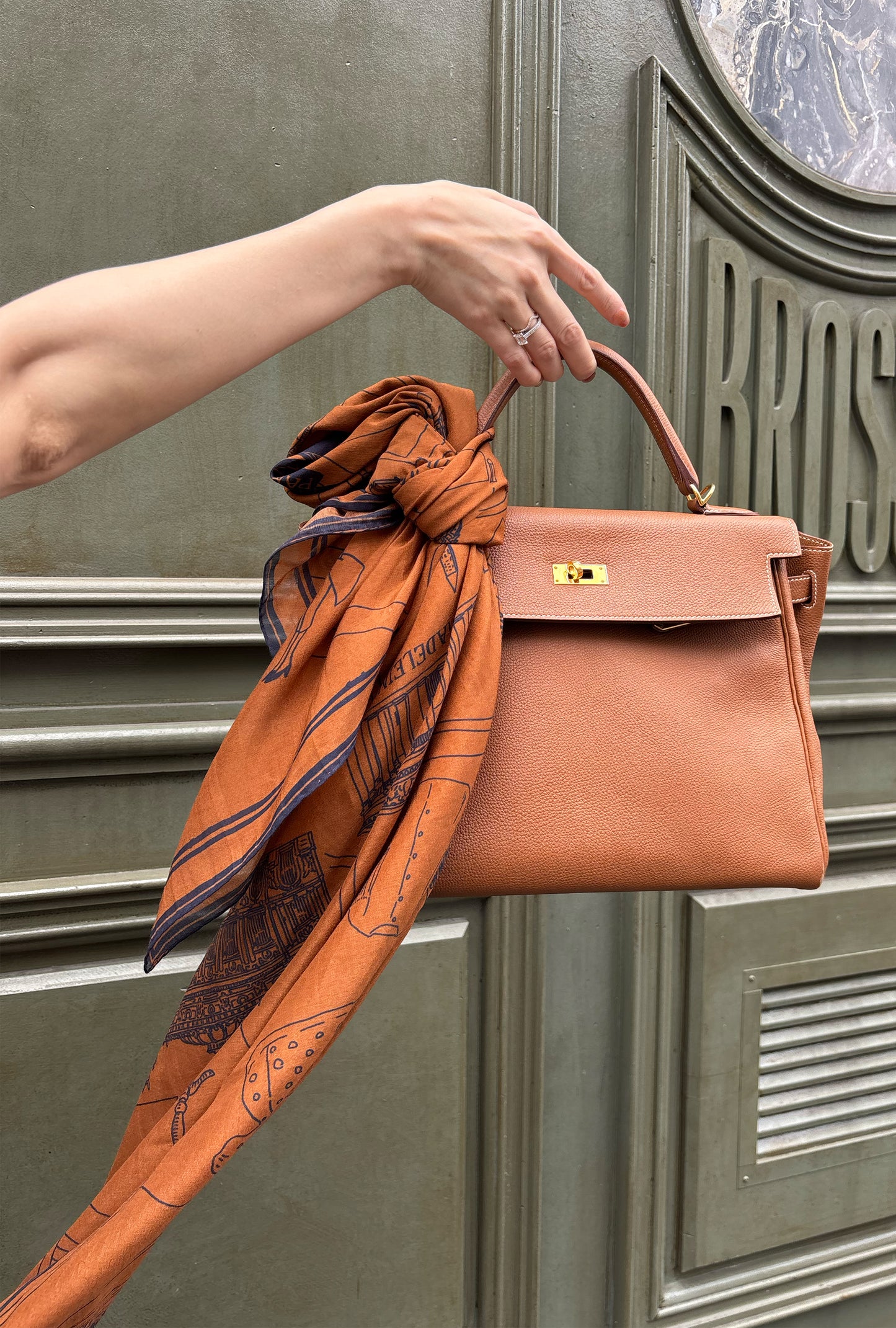 Foulard Ex-libris Paris x aLORS -une collaboration d’exception (キャメルx ネイビー)