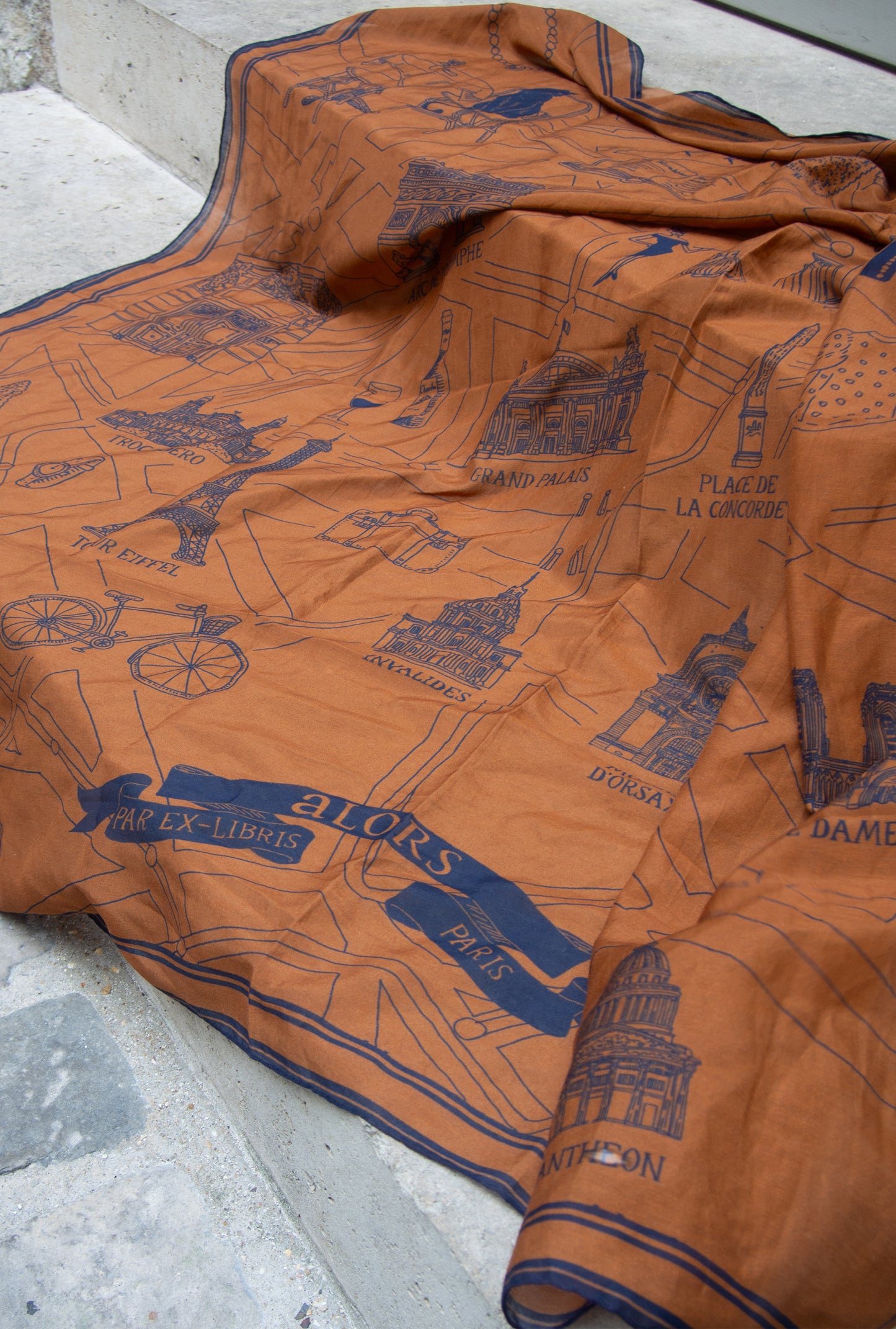 Foulard Ex-libris Paris x aLORS -une collaboration d’exception (キャメルx ネイビー)