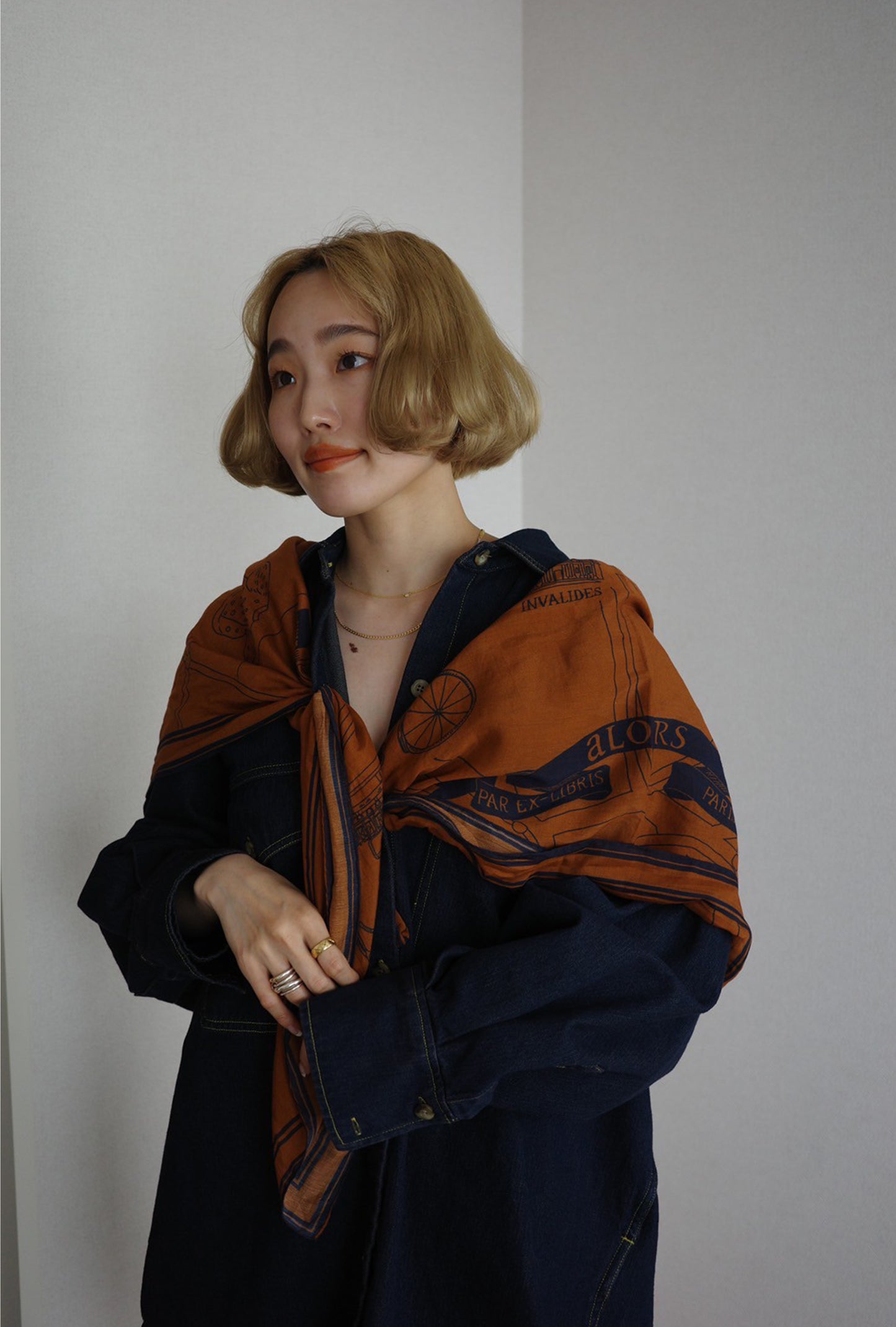 Foulard Ex-libris Paris x aLORS -une collaboration d’exception (キャメルx ネイビー)
