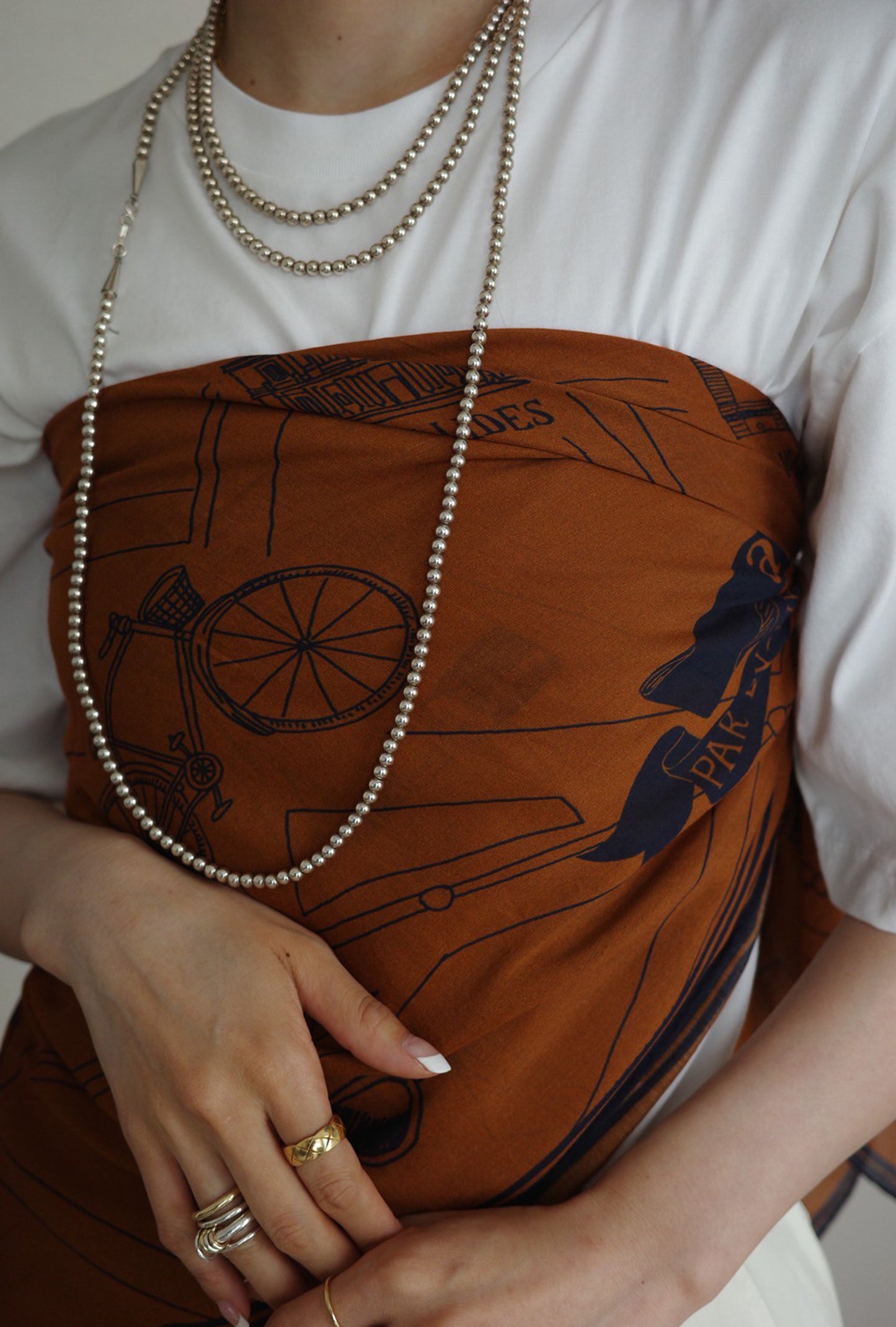 Foulard Ex-libris Paris x aLORS -une collaboration d’exception (キャメルx ネイビー)