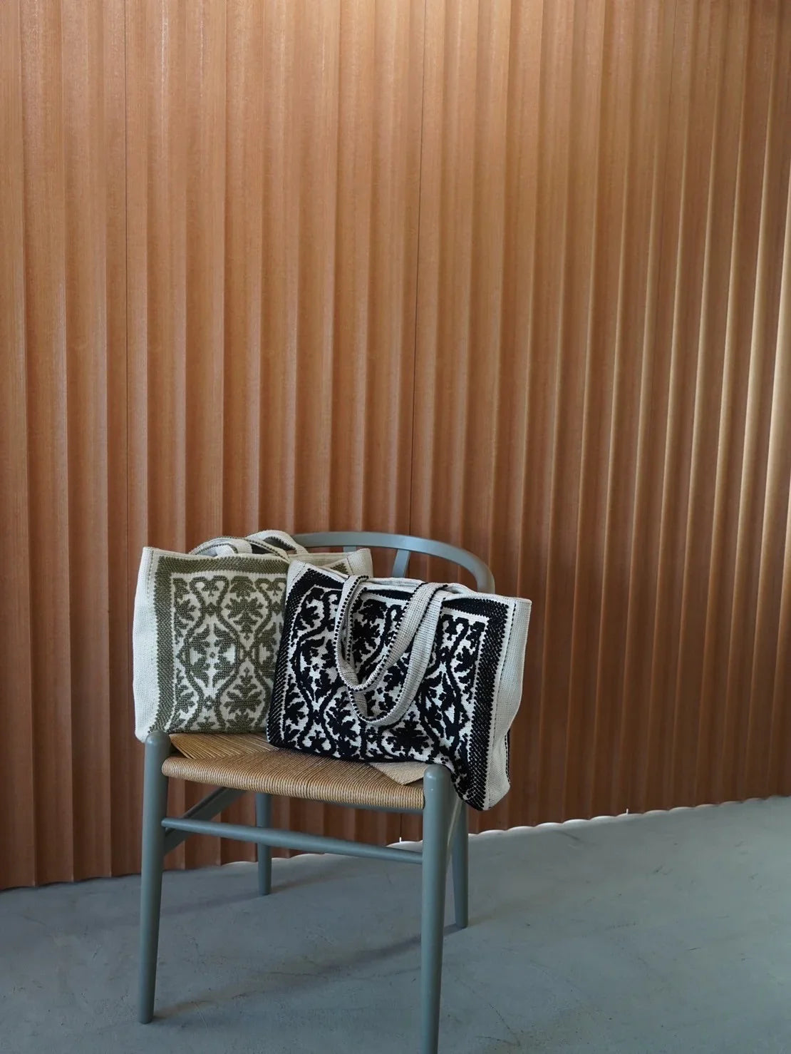 Tote Fiocco lecceseトートフィオッコレッチェーゼネロ・ディ・セピア(黒) - aLORS online store