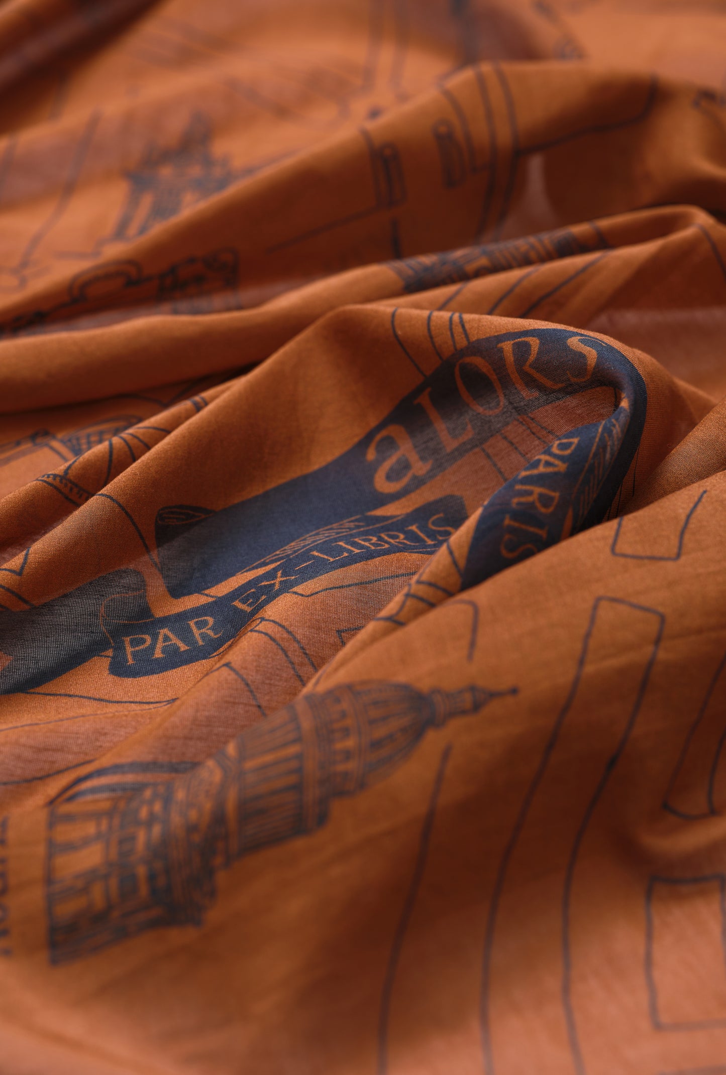 Foulard Ex-libris Paris x aLORS -une collaboration d’exception (キャメルx ネイビー)