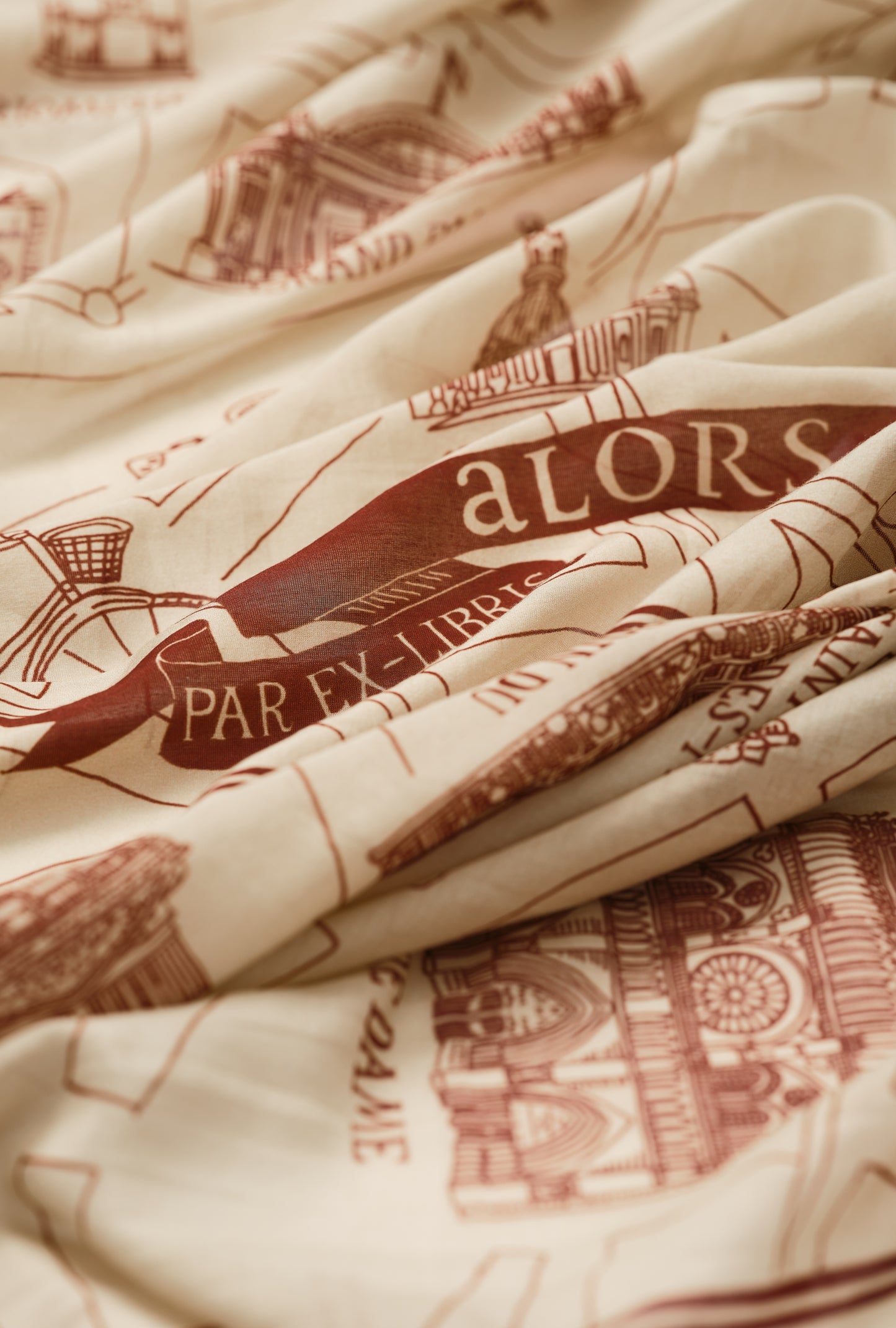Foulard Ex-libris Paris x aLORS -une collaboration d’exception (アイボリーxボルドー)