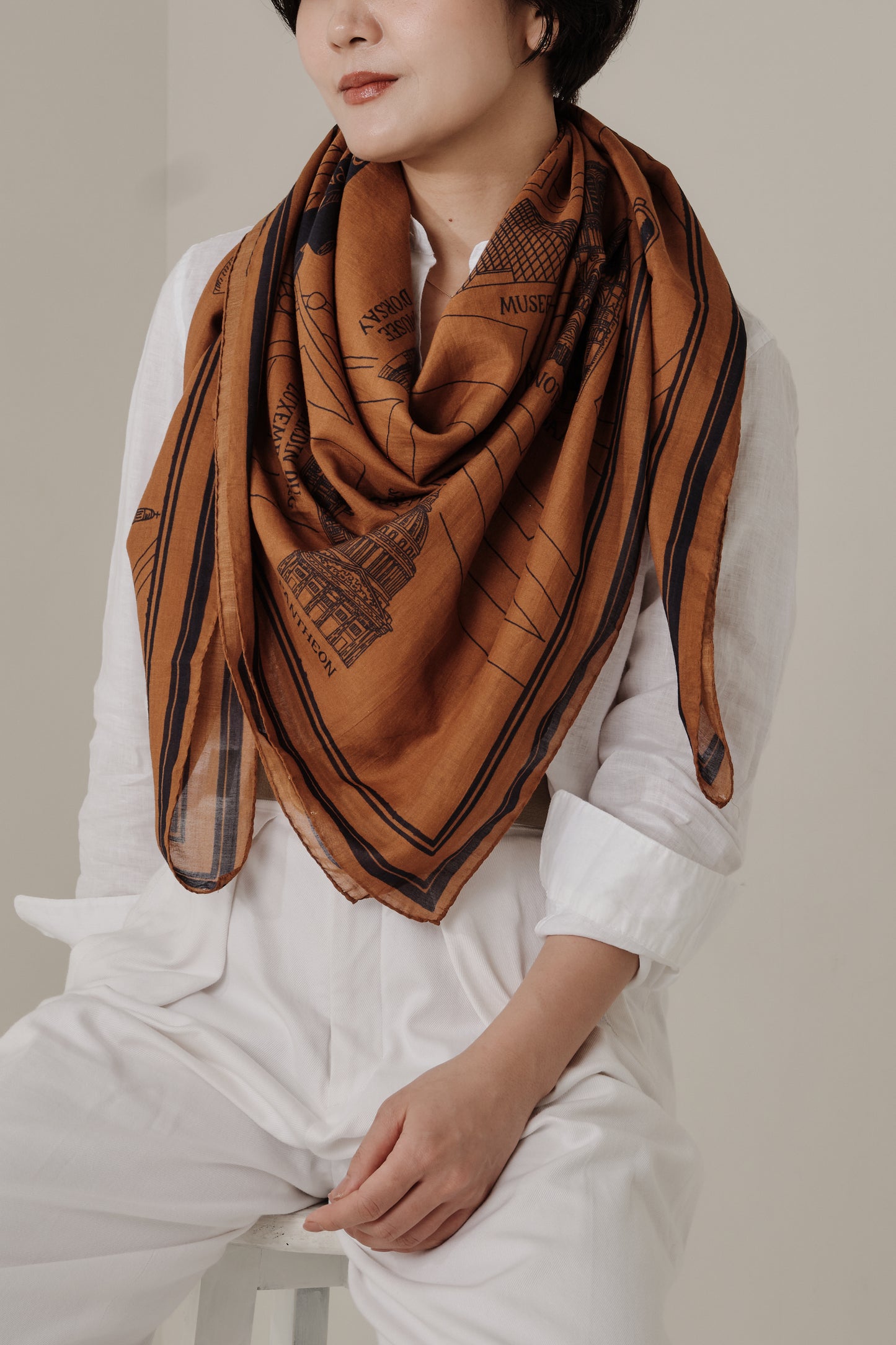 Foulard Ex-libris Paris x aLORS -une collaboration d'exception (camel x navy) 140x140cm