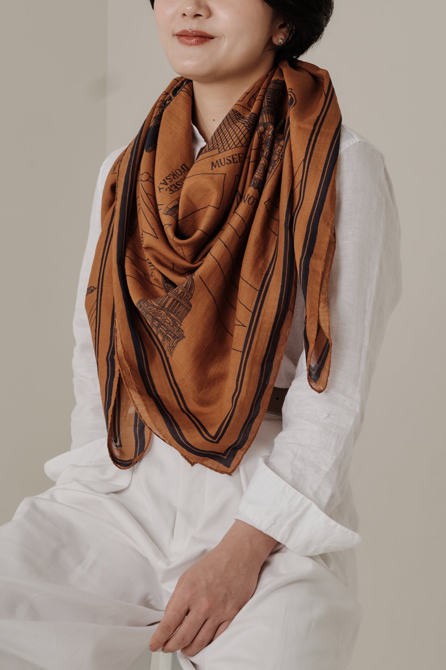 Foulard Ex-libris Paris x aLORS -une collaboration d'exception (camel x navy) 140x140cm