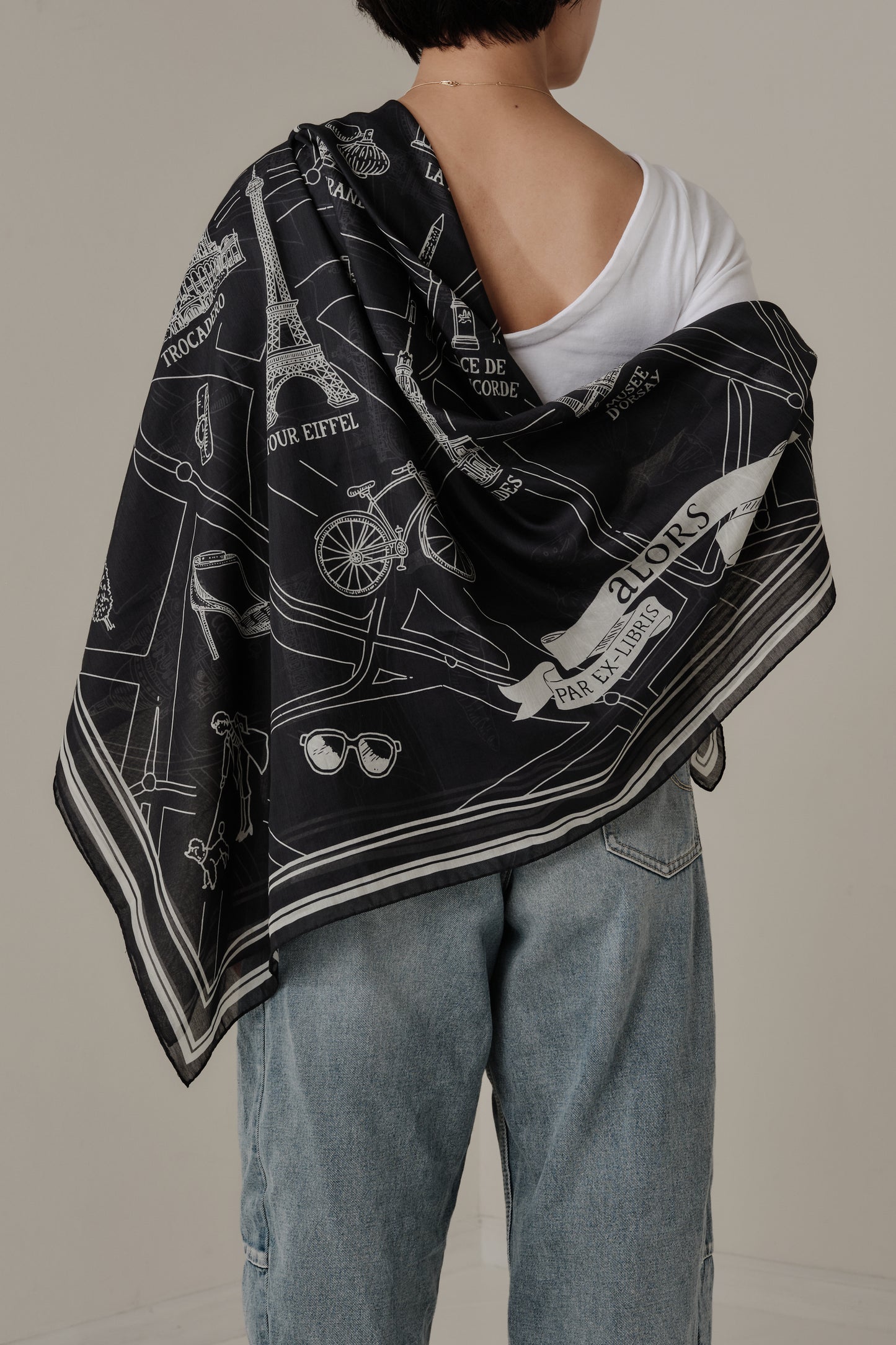 Foulard Ex-libris Paris x aLORS -une collaboration d'exception (dark navy x ivory) 140x140cm