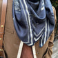 Foulard Ex-libris Paris x aLORS -une collaboration d’exception(ダークネイビーx アイボリー) 90x90cm