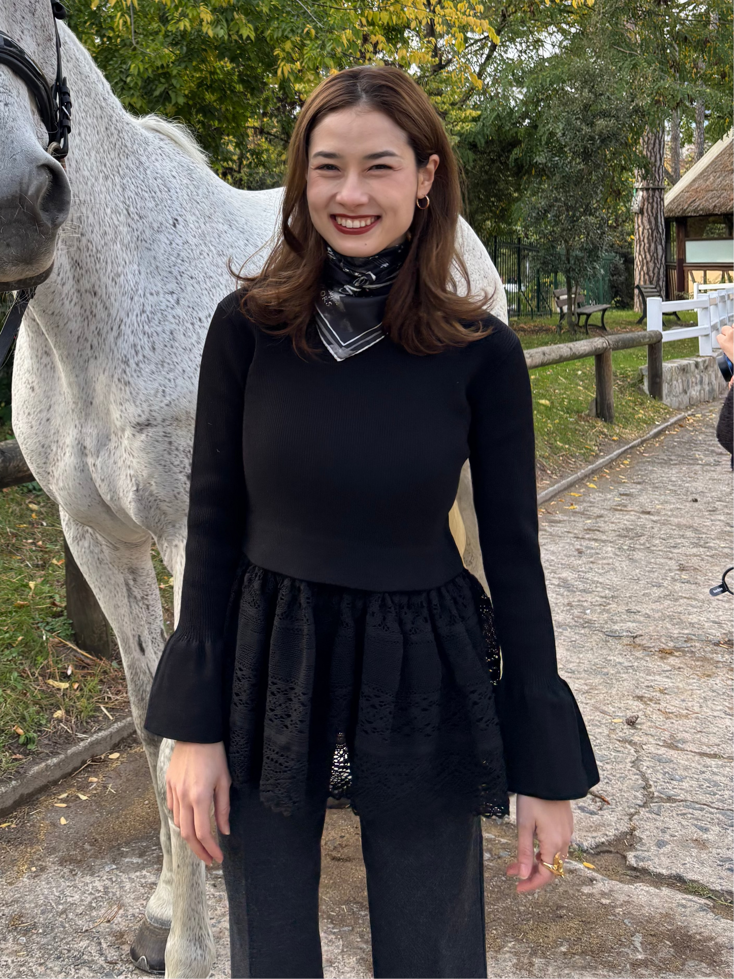 Pull en dentelle torsadée équestre Cadence Noir velouté  ブラック