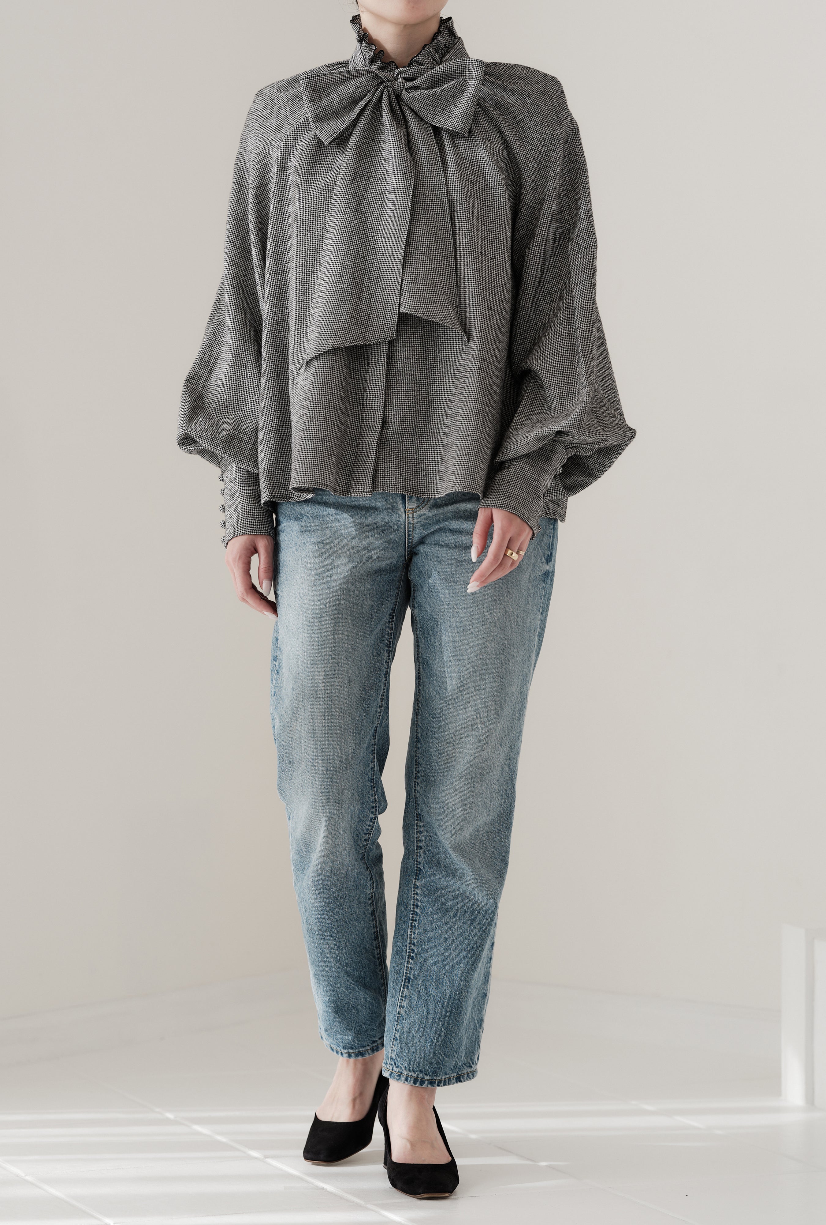 Blouse à volants et nœud papillon 